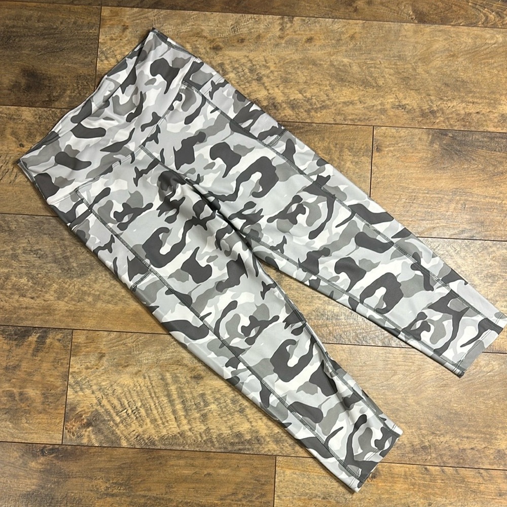 BALLY Women’s Grey Camo Capri Leggings, Size L, EUC